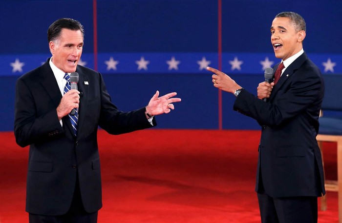 Tổng thống Obama và ứng cử viên đảng Cộng hòa Mitt Romney trong vòng tranh luận thứ hai hôm 16/10